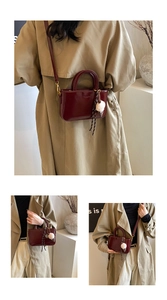 Détail de la texture cuir ciré bordeaux avec un charm de sac peluche glace sur petit sac