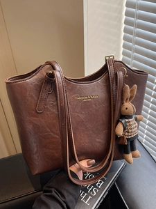 Sac Cabas Minimaliste en Cuir PU pour Femmes Sac à Épaule Rétro Vintage Sac à Main Couleur Unie avec Pendentif Lapin
