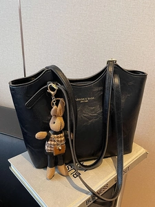 Sac fourre-tout noir rétro minimaliste avec lettrage doré et pendentif lapin tricoté