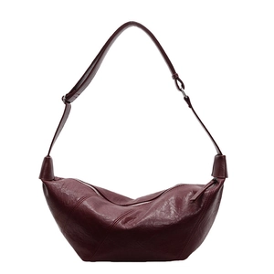 Borsa a spalla a mezzaluna bordeaux minimalista con morbida trama pieghettata e cerniera