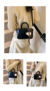 Détail du sac à main en cuir noir brillant avec un pendentif peluche en forme de glace