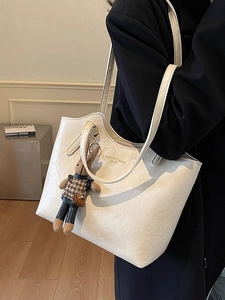 Sac cabas crème minimaliste avec texture de cuir ondulé et charm de lapin mignon