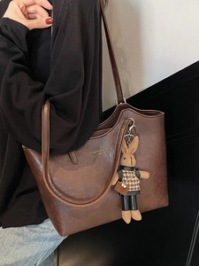 Sac fourre-tout minimaliste en cuir marron pour femmes avec texte et breloque lapin