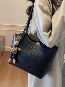 Sac fourre-tout minimaliste en cuir noir avec pendentif lapin en peluche et logo doré