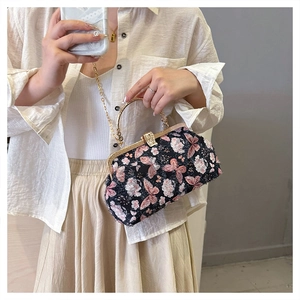 Details der Vintage-Abendtasche mit rosa Schmetterlingsstickerei und Goldkette