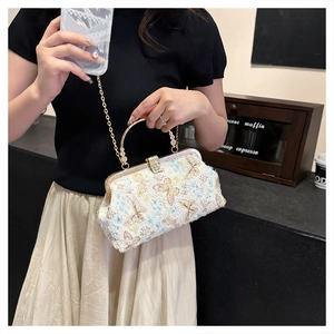 Exquisite Abendtasche mit Schmetterlingsstickerei und Vintage-Metallgriff