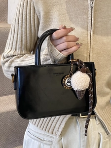 Borsa a mano quadrata vintage in pelle nera cerata con ciondolo e tracolla a righe