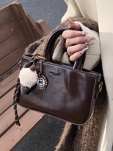 Mini borsa Boston vintage in pelle cerata marrone con ciondolo decorativo in peluche