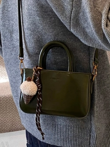 Borsa vintage in pelle cerata verde con tracolla e ciondolo di peluche a forma di gelato