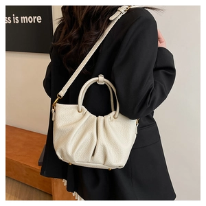 Détails du sac à main blanc en cuir grainé avec un design plissé élégant style nuage