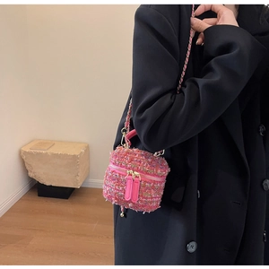 Detail der pinkfarbenen Tweed-Minibox-Tasche mit Kettenriemen und Goldbeschlägen