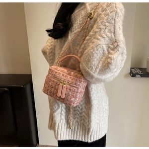 Detailansicht der rosa Tweed-Minitasche mit Goldkette und gestrickter Textur