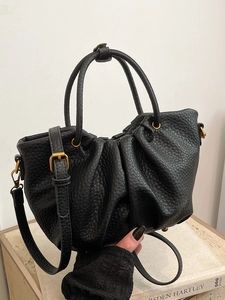 Sac seau chic en cuir grainé noir avec design plissé et bandoulière réglable dorée
