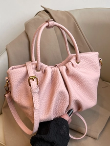 Sac à main rose à motif litchi avec design plissé, ferrures dorées et bandoulière