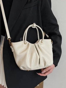 Sac seau plissé blanc cassé avec texture litchi et bandoulière amovible pour femme