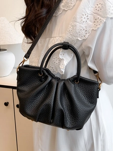 Sac seau chic en cuir litchi noir avec design plissé et accessoires en métal doré