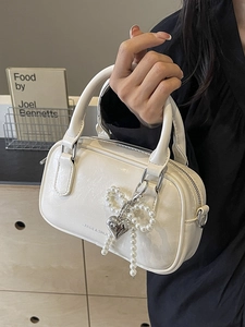 Chic off-white Boston handbag in oil wax faux leather with pearl bow and heart charm