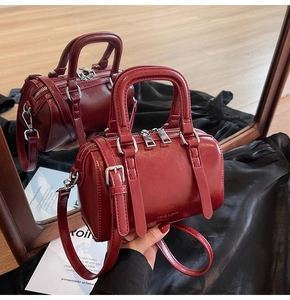Détails du sac Boston rouge foncé en cuir brillant avec accessoires en métal argenté