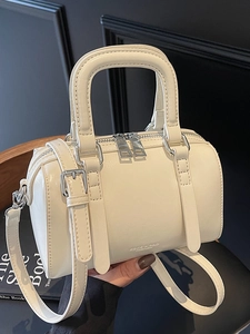 Sac à main Boston minimaliste blanc cassé avec bandoulière et détails argentés