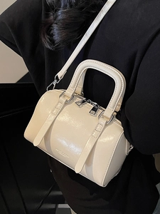 Sac Boston cylindrique chic en cuir blanc crème avec détails argentés pour femmes en bandoulière