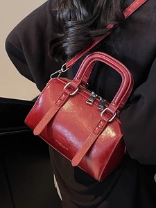 Sac Boston chic bordeaux avec finition brillante et bandoulière pour femme