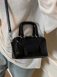 Sac Boston chic en cuir verni noir avec finition brillante et bandoulière amovible