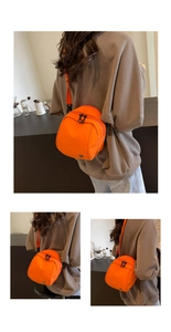 Dettaglio di una borsa a tracolla sportiva arancione vivace con cinturino regolabile