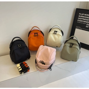 Dettaglio di cinque mini borse in nylon in vari colori con cerniere ad anello in metallo