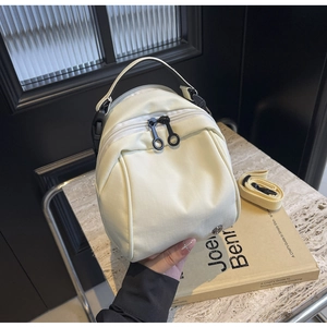Dettaglio mini borsa in nylon beige con doppie cerniere e manico superiore