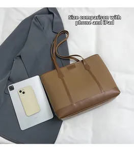 Bolso tote de cuero marrón con textura de lichi y esquinas reforzadas de gran capacidad