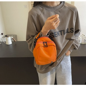 Vista dettagliata della borsa a tracolla in nylon arancione vivace con doppia cerniera
