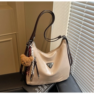 Detail der minimalistischen Tote Bag mit Vintage-Ölwachs-Lederstruktur und braunem Trageriemen