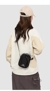 Detail van de zwarte nylon crossbodytas met trekkoord en NORTHMANSEN-logo op de rug