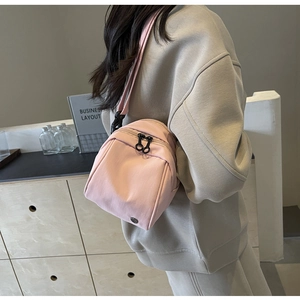 Dettagli della borsa a tracolla in nylon rosa con doppia zip e cinturino regolabile