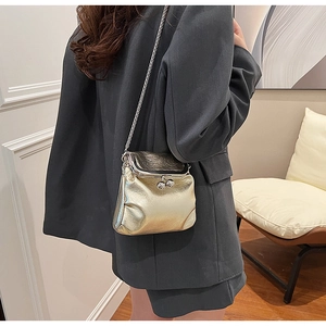 Sac à bandoulière doré chic avec chaîne élégante et fermeture à clip rétro pour femme