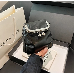 Détail du petit sac bandoulière vintage en cuir noir avec cadre et fermoir argent