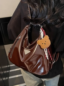 Braune Vintage-Hobo-Tasche aus Ölwachsleder mit süßem Bärenanhänger für Damen
