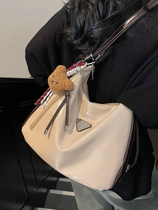Schicke beige Hobo-Tasche aus Ölwachs-Leder mit Bärenanhänger und Schultergurt