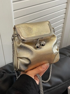 Sac bandoulière métallisé champagne avec fermoir à baiser, texture plissée et chaîne argenté