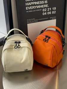 Mini borsa sportiva in nylon bianco sporco e arancione vivace con cerniere multistrato
