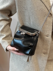 Sac bandoulière en similicuir noir brillant avec chaîne argentée et fermoir vintage