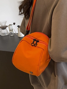 Borsa sportiva a tracolla in nylon arancione alla moda con tracolla regolabile e zip