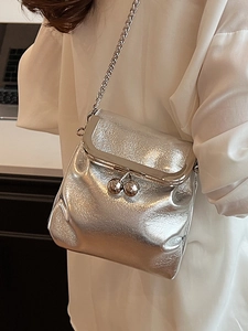 Sac à bandoulière argenté métallisé avec texture plissée et chaîne élégante pour femmes