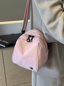 Borsa sportiva rosa in nylon a tracolla con doppia cerniera e tracolla regolabile donna