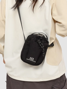 Veelzijdige zwarte nylon crossbodytas met trekkoordzak en Northnansen-logo