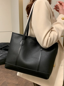 Bolso tote minimalista de cuero lichi negro para mujer con un diseño rectangular amplio