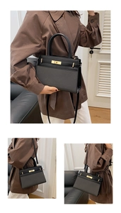 Détails du sac trapèze noir avec fermoir rotatif doré et bandoulière amovible