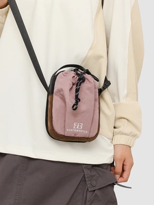 Outdoor crossbodytas in oudroze met contrasterend bruin paneel en verstelbare riem