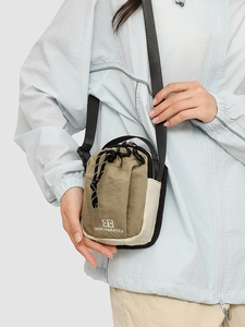 Sportieve crossbody tas in olijfgroen en crème met verstelbare riem voor outdoor gebruik