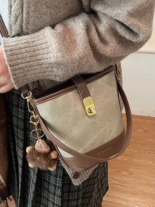 Chic contrast bucket bag in canvas and leather with bear charm and gold metal buckle